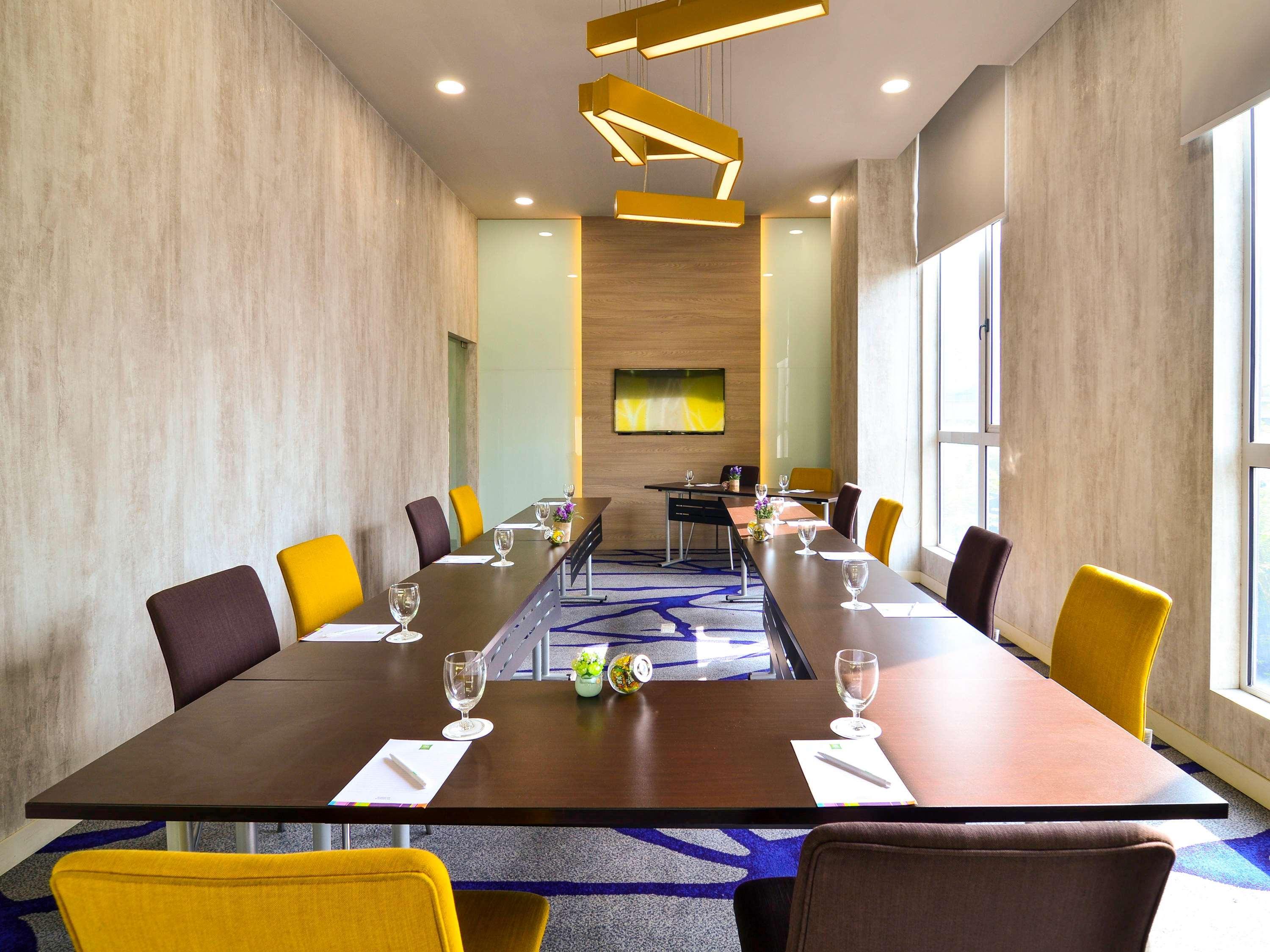 Отель Ibis Styles Kuala Lumpur Sri Damansara Петалинг-Джая Экстерьер фото