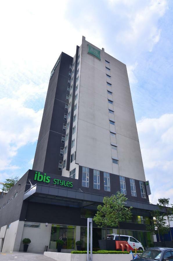 Отель Ibis Styles Kuala Lumpur Sri Damansara Петалинг-Джая Экстерьер фото